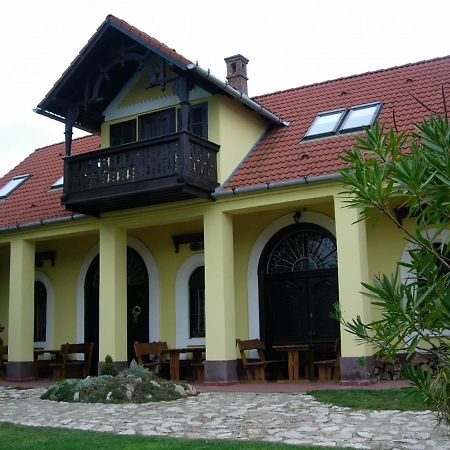 Nitt Pince Es Panzio Bed and Breakfast Kisharsány Exteriör bild